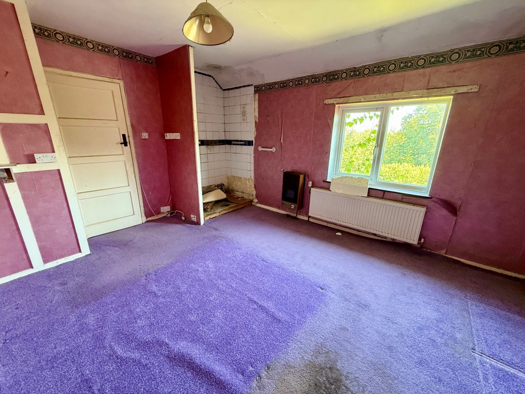 Lot: 217 - MID-TERRACE HOUSE FOR IMPROVEMENT - Bedroom one